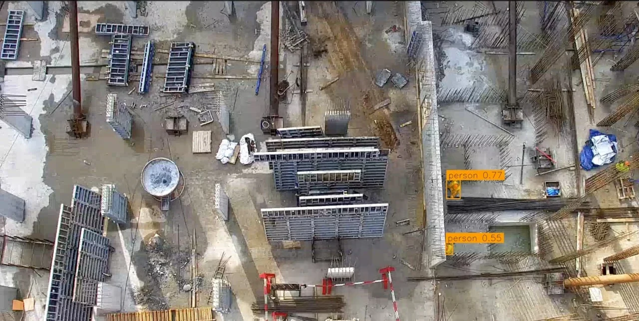 Draufsicht auf eine Baustelle mit zwei markierten Personen