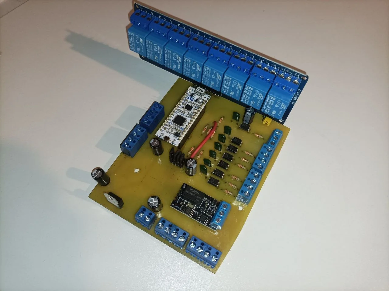 Steuerplatine als Handmuster: Mikrocontroller, Relais und Klemmen für Sauger, Ventil und Beleuchtung.