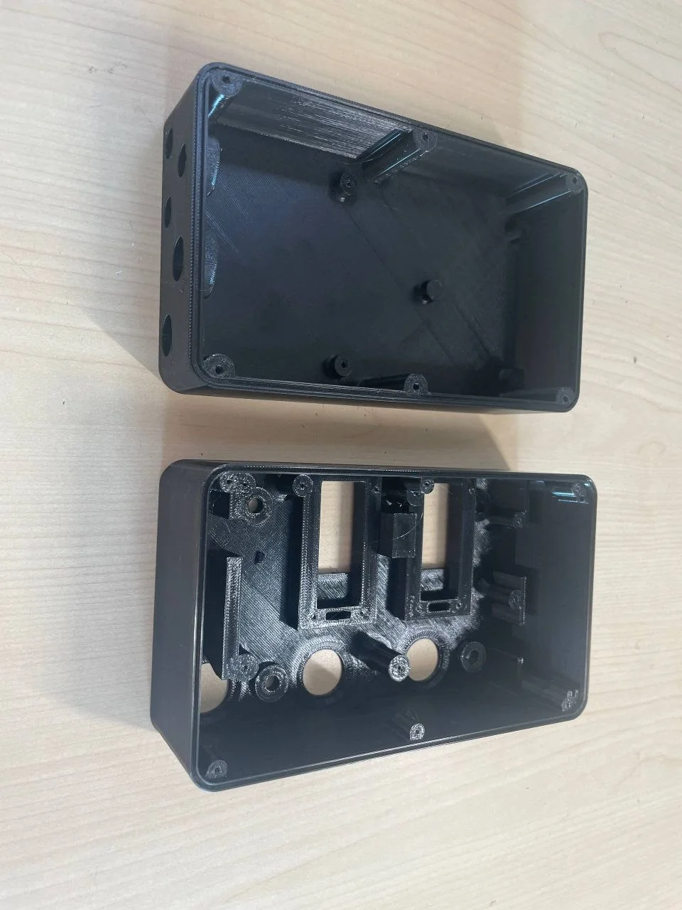 Gedrucktes Elektronikgehäuse mit Aufnahmen für Steckverbinder.