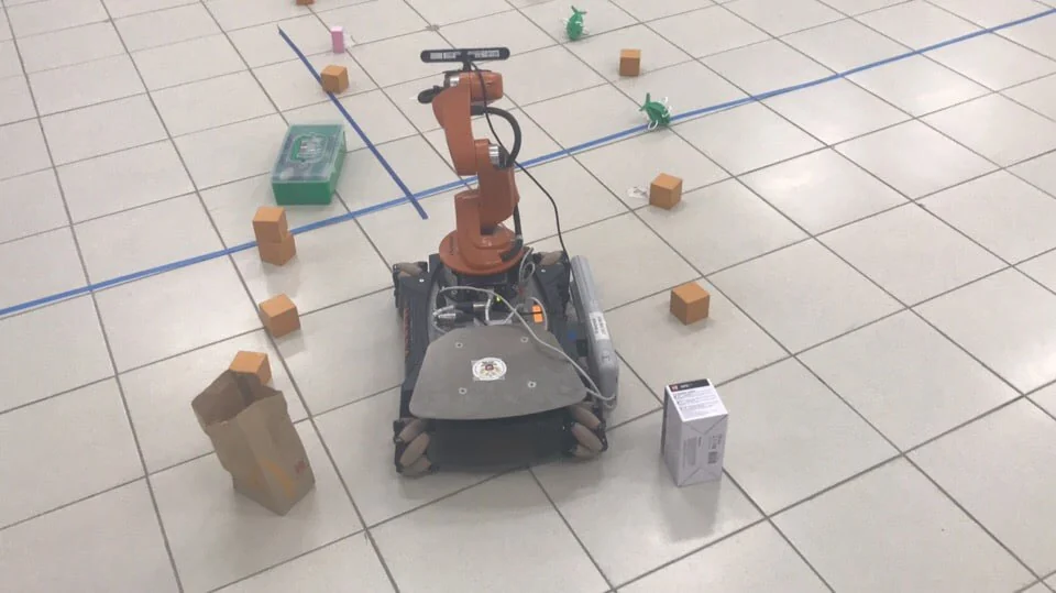 Manipulator mobilny w laboratorium: rozpoznaje, chwyta i przenosi obiekty.