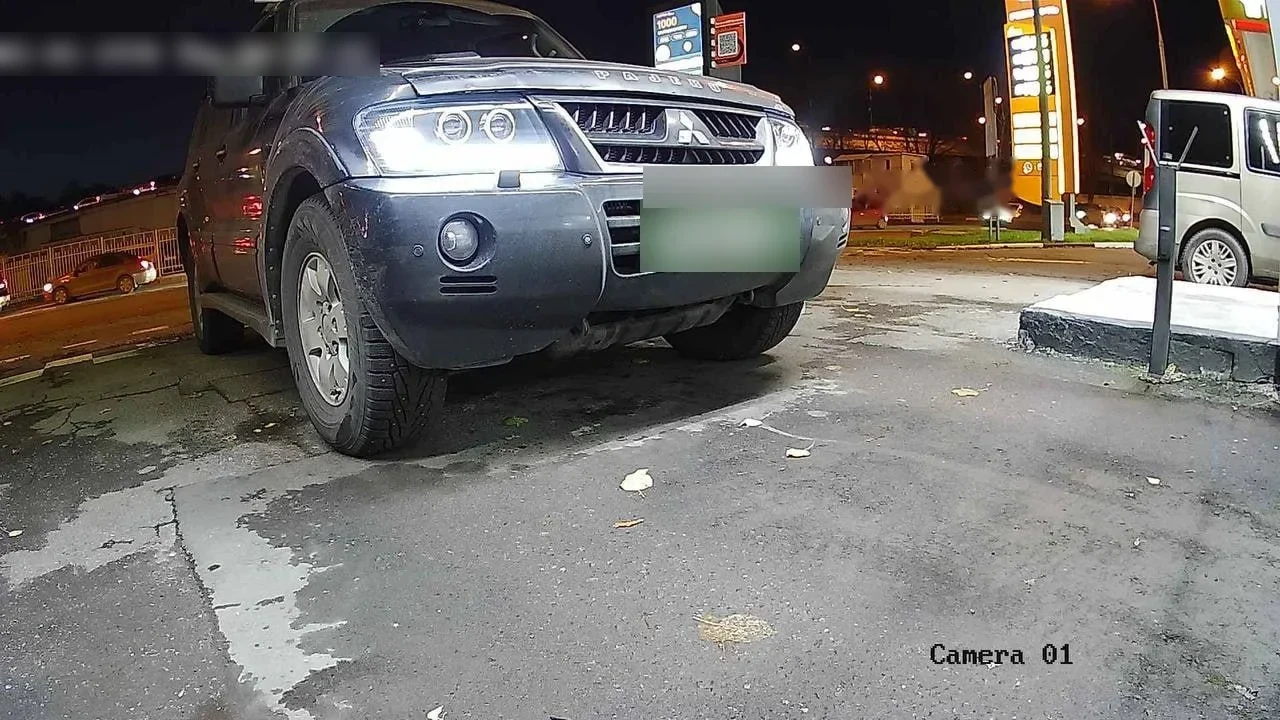 Pojazd przy wjeździe z wykrytą, rozmytą tablicą rejestracyjną